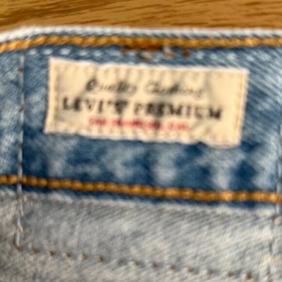Levi's 501 Jeans with Washed Finish and Light Distressing Womens 27x30 - Picture 8 of 11